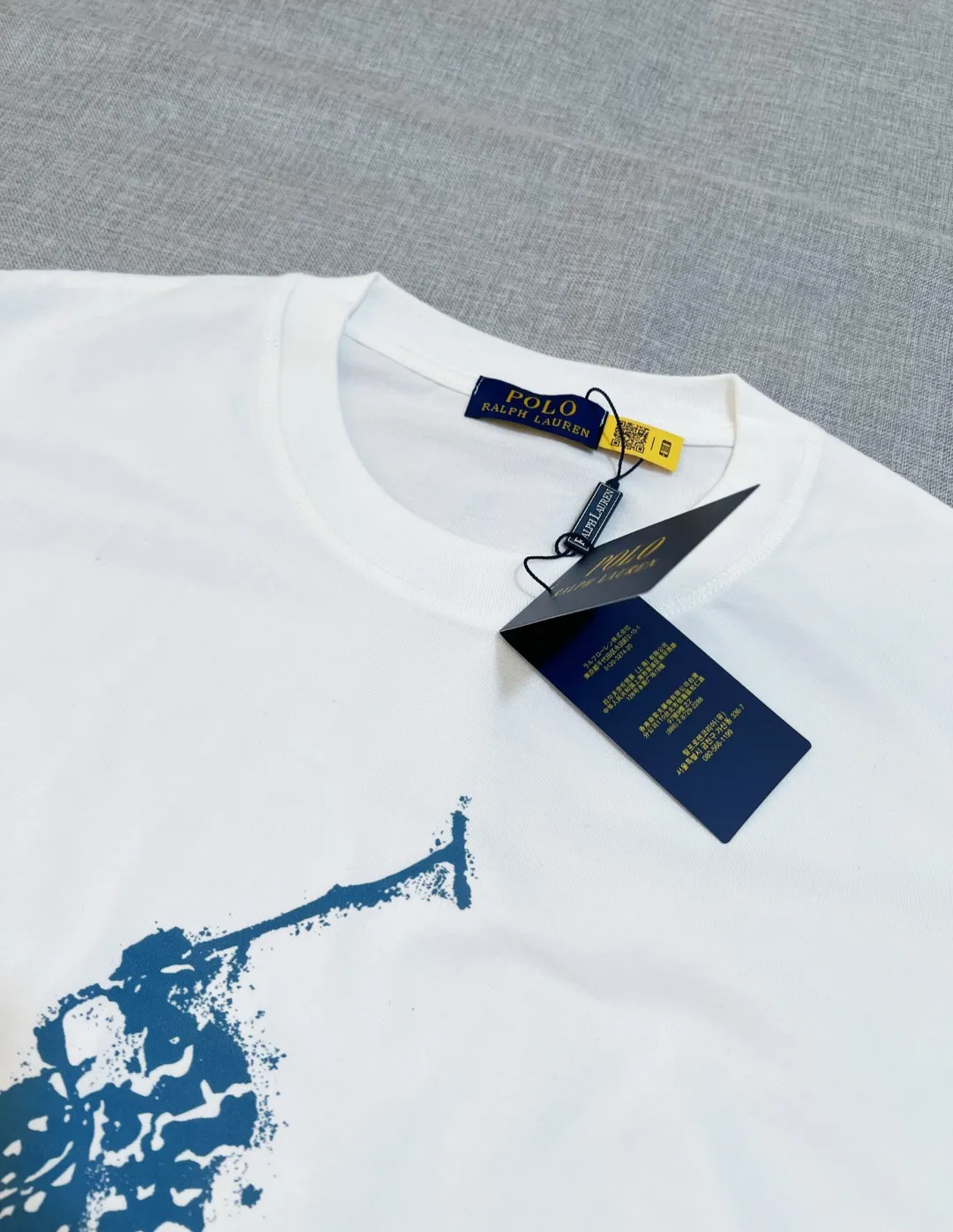 P180 Ralph Lauren Polo Ralph Lauren new Equestrian Knight Nevis island printed round neck short-sleeved T-shirt; new products are available on the official website at the same time; strict control of LOGO size; color matching and color matching details are consistent with the official website; simple and fashionable style; 280g double yarn pure cotton fabric is selected; high specification tight threaded neckline; back body is pressed and boned; high temperature anti-shrinking process is pre-made before leaving the factory; not easy to deform and shrink after washing; essential clothing for three seasons; color: black White, sizes XS-L (can wear up to 200 pounds)